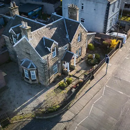 Luxury 4-bedroom Townhouse, Free Parking, Near Portobello Beach, Sleeps 8 Apartment