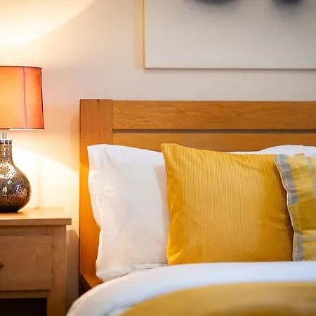 Apartment Luxury 4-bedroom Townhouse, Free Parking, Near Portobello Beach, Sleeps 8 Edinburgh