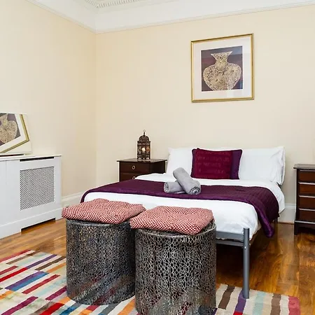 Luxury 4-bedroom Townhouse, Free Parking, Near Portobello Beach, Sleeps 8