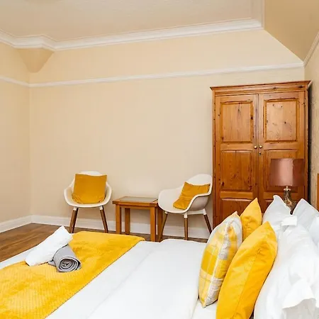 Luxury 4-bedroom Townhouse, Free Parking, Near Portobello Beach, Sleeps 8 Apartment *