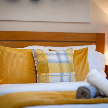 Luxury 4-bedroom Townhouse, Free Parking, Near Portobello Beach, Sleeps 8 *