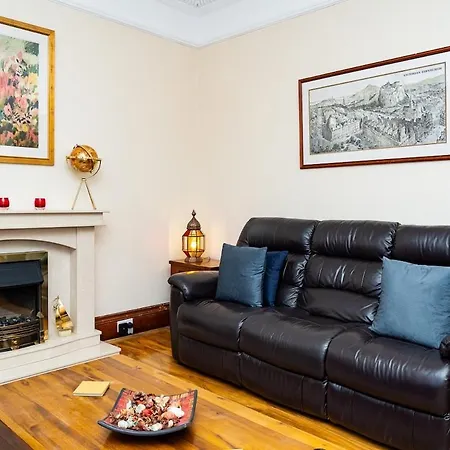 Luxury 4-bedroom Townhouse, Free Parking, Near Portobello Beach, Sleeps 8 Edinburgh