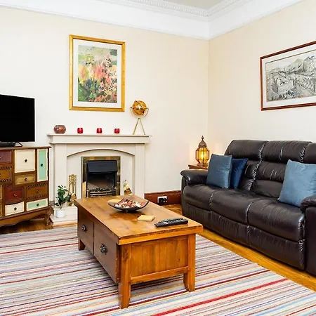 Apartment Luxury 4-bedroom Townhouse, Free Parking, Near Portobello Beach, Sleeps 8 *