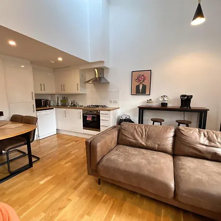 2 Bed 2 Bath With Private Parking דירה