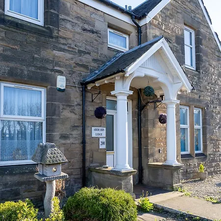 Apartment Luxury 4-bedroom Townhouse, Free Parking, Near Portobello Beach, Sleeps 8 *