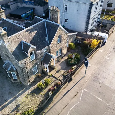 Luxury 4-bedroom Townhouse, Free Parking, Near Portobello Beach, Sleeps 8 * Edinburgh