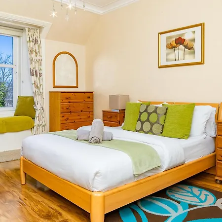 Apartment Luxury 4-bedroom Townhouse, Free Parking, Near Portobello Beach, Sleeps 8 *