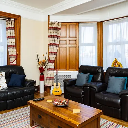 Luxury 4-bedroom Townhouse, Free Parking, Near Portobello Beach, Sleeps 8 Apartment