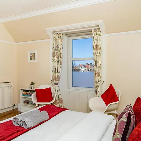 Apartment Luxury 4-bedroom Townhouse, Free Parking, Near Portobello Beach, Sleeps 8 *