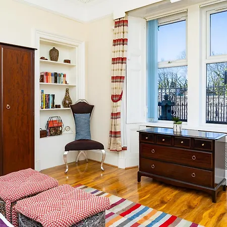 Luxury 4-bedroom Townhouse, Free Parking, Near Portobello Beach, Sleeps 8 *
