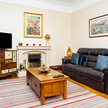 Luxury 4-bedroom Townhouse, Free Parking, Near Portobello Beach, Sleeps 8