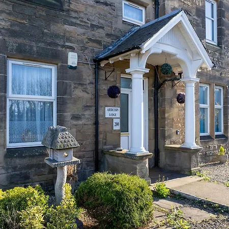 Luxury 4-bedroom Townhouse, Free Parking, Near Portobello Beach, Sleeps 8 Apartment