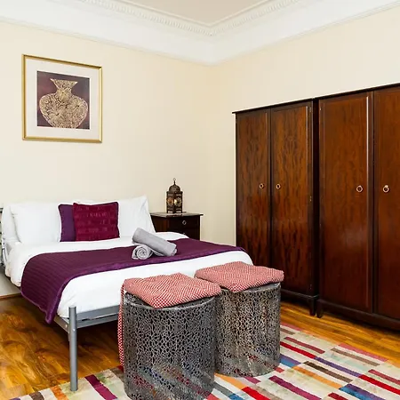 Luxury 4-bedroom Townhouse, Free Parking, Near Portobello Beach, Sleeps 8 *