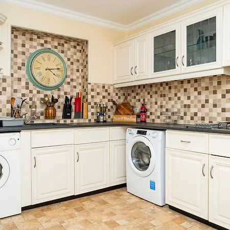 Luxury 4-bedroom Townhouse, Free Parking, Near Portobello Beach, Sleeps 8