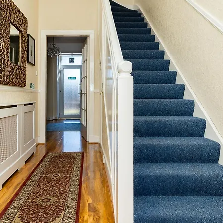Luxury 4-bedroom Townhouse, Free Parking, Near Portobello Beach, Sleeps 8 Apartment *