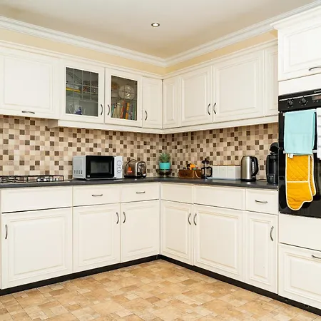 Apartment Luxury 4-bedroom Townhouse, Free Parking, Near Portobello Beach, Sleeps 8 *