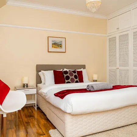 Luxury 4-bedroom Townhouse, Free Parking, Near Portobello Beach, Sleeps 8 *