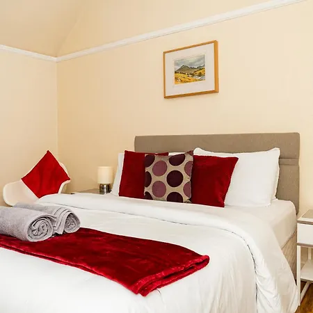 Luxury 4-bedroom Townhouse, Free Parking, Near Portobello Beach, Sleeps 8 * Edinburgh