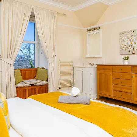 Luxury 4-bedroom Townhouse, Free Parking, Near Portobello Beach, Sleeps 8