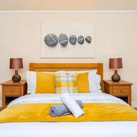 Luxury 4-bedroom Townhouse, Free Parking, Near Portobello Beach, Sleeps 8 Apartment *