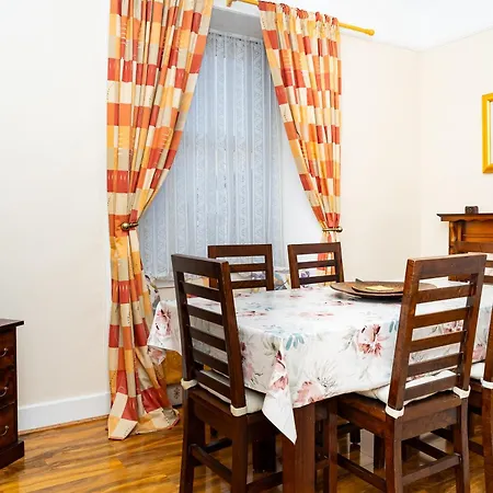 Luxury 4-bedroom Townhouse, Free Parking, Near Portobello Beach, Sleeps 8 Apartment *