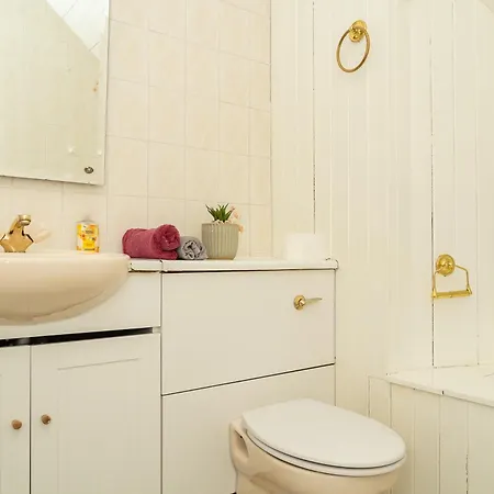 Luxury 4-bedroom Townhouse, Free Parking, Near Portobello Beach, Sleeps 8 Appartamento *