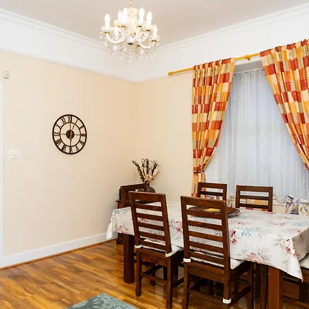 Apartment Luxury 4-bedroom Townhouse, Free Parking, Near Portobello Beach, Sleeps 8