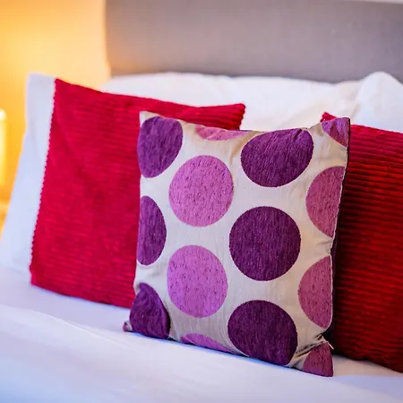 Luxury 4-bedroom Townhouse, Free Parking, Near Portobello Beach, Sleeps 8