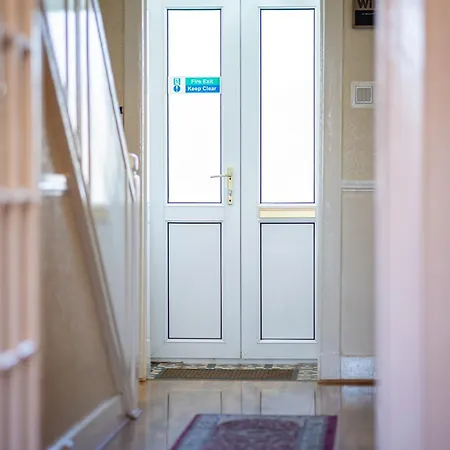 Luxury 4-bedroom Townhouse, Free Parking, Near Portobello Beach, Sleeps 8 Appartamento *
