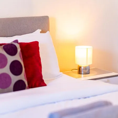Luxury 4-bedroom Townhouse, Free Parking, Near Portobello Beach, Sleeps 8 Apartment