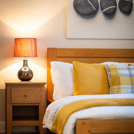 Luxury 4-bedroom Townhouse, Free Parking, Near Portobello Beach, Sleeps 8 Apartment *