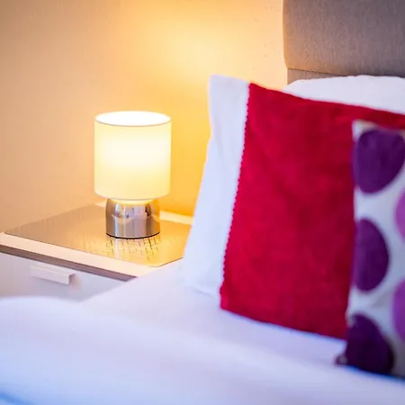 Apartment Luxury 4-bedroom Townhouse, Free Parking, Near Portobello Beach, Sleeps 8