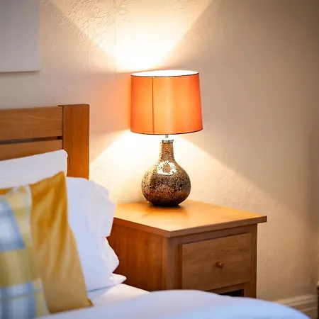 Apartment Luxury 4-bedroom Townhouse, Free Parking, Near Portobello Beach, Sleeps 8 *