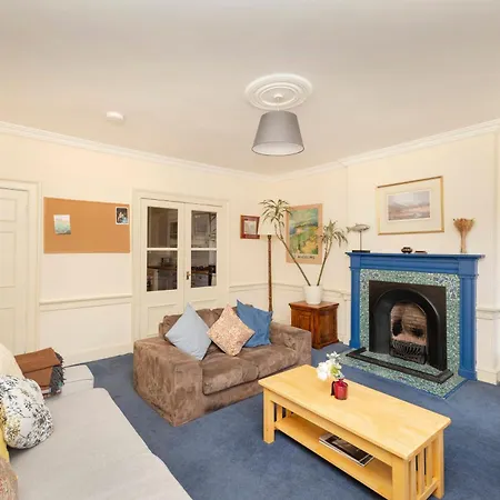 Joivy Gorgeous 2-bed Flat Near Castle Apartment