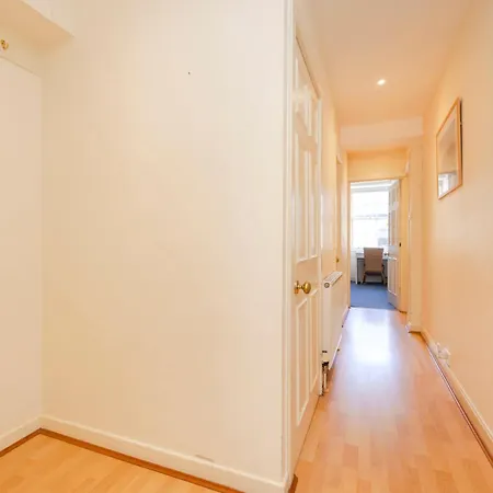 Joivy Gorgeous 2-bed Flat Near Castle Apartment