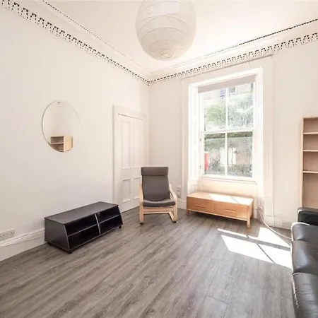 Spacious Center Main Door Flat * Edinburgh