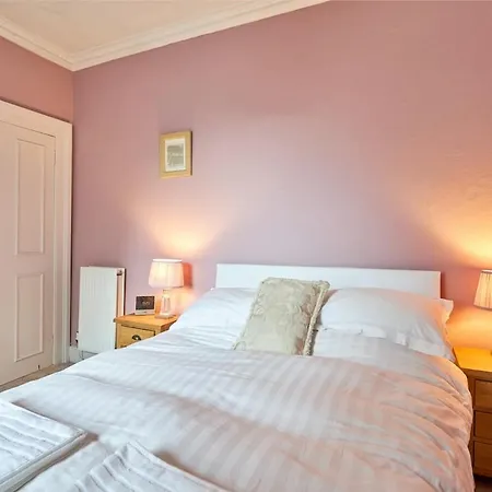 3 Bedroom - Historic Old Town Edinburgh