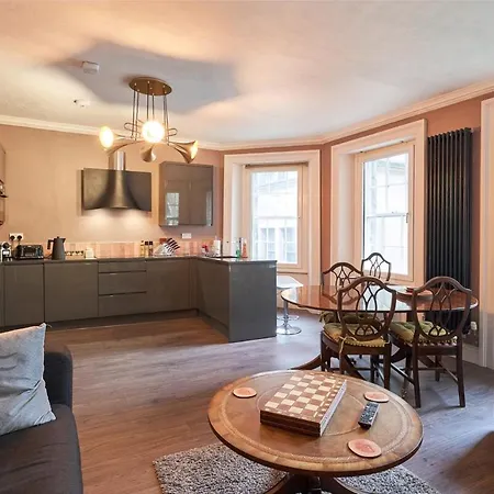 3 Bedroom - Historic Old Town Apartment Edinburgh