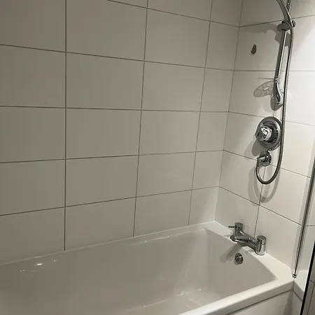 Spacious 2-bedroom In Spylaw Park *