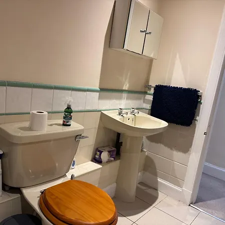 Lovely In Excellent Centre Location 아파트 *
