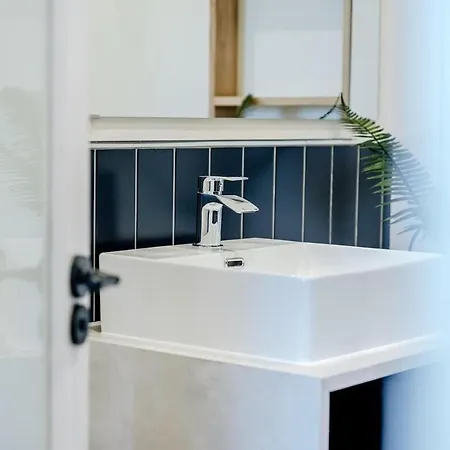 Bright & Elegant Portobello Apartment