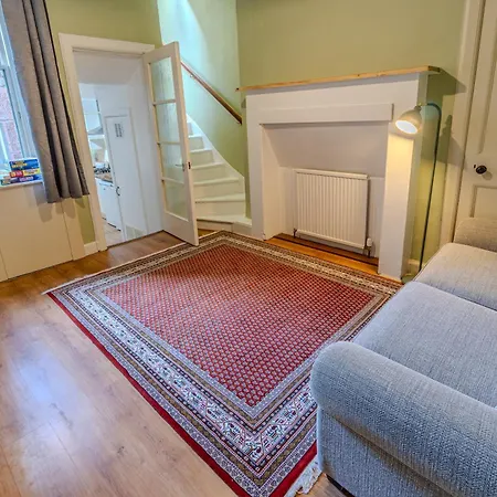 Victorian Charm - Lush Garden, Shops And Parking