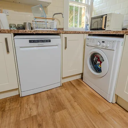 Victorian Charm - Lush Garden, Shops And Parking