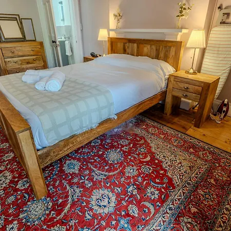 Victorian Charm - Lush Garden, Shops And Parking