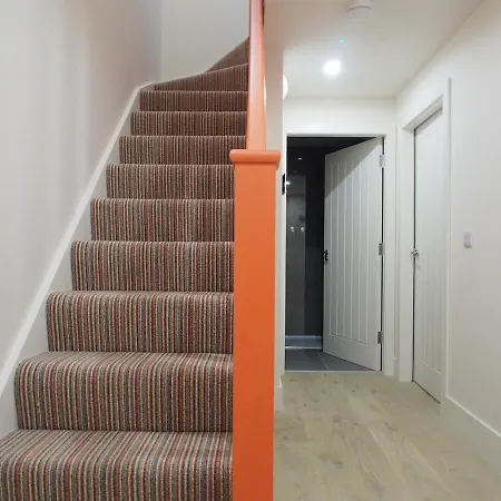 Stylish Mezzanine Loft In - Flat 5, Elgin House شقة