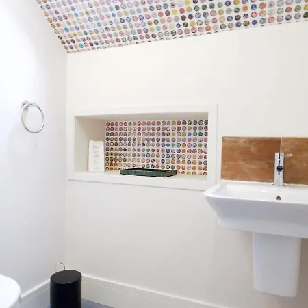 Stylish Mezzanine Loft In - Flat 5, Elgin House Apartman