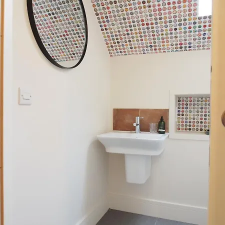 Daire Bright & Airy Mezzanine Loft In - Flat 4, Elgin House