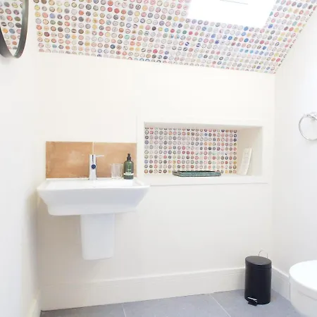 Bright & Airy Mezzanine Loft In - Flat 4, Elgin House * Edinburgh