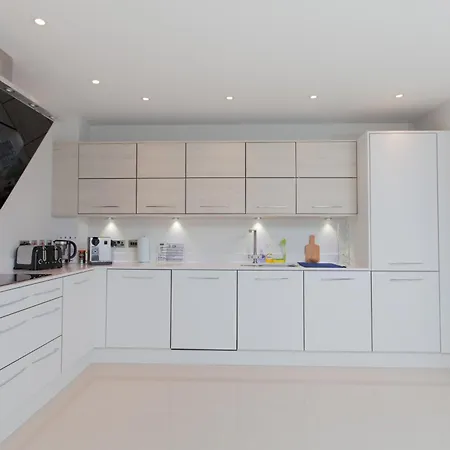 Luxurious - Sleeps 6 * Edinburg