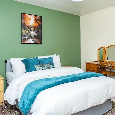 Spacious 5 Bedroom Detached Home, Free Parking, Sleeps 10, Near Centre